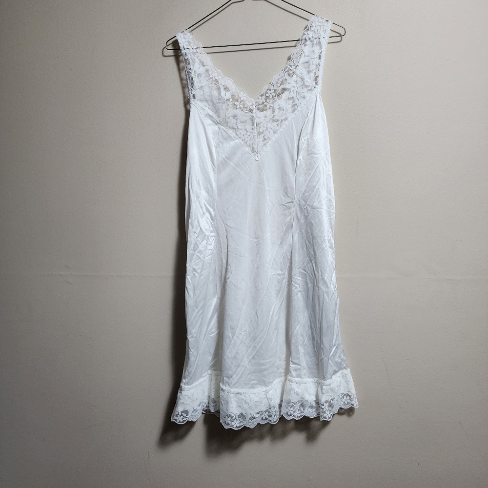 Vintage Avon fashion white lingerie with lace size 38/85 made in canada